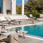 Artemon New Luxury Villa *
