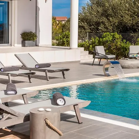 Artemon New Luxury Villa *